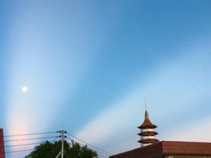 anticrepuscular-rays-Jenney-Disimon-Sabah-N-Borneo-6-4-2015-e1466547579761.jpg