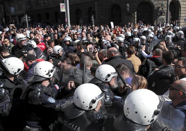 FILE PHOTO: Demonstrators face-off with riot police at a protest against Serbian President Aleksandar Vucic and his government in front of the presidential building in Belgrade, Serbia, March 17, 2019. REUTERS/Marko Djurica