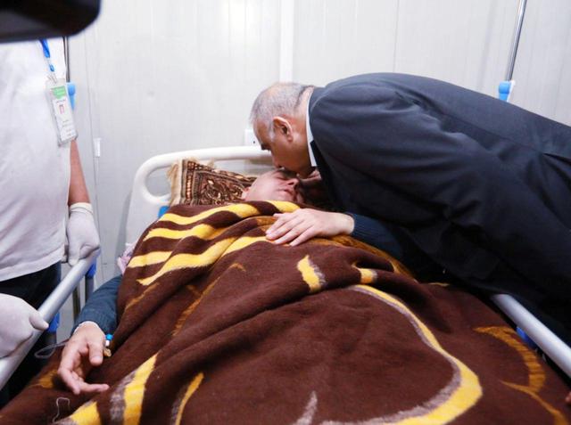 Iraq's Prime Minister Adel Abdul Mahdi visits the people injured after a ferry sank in the Tigris river, at Salam hospital in Mosul, Iraq March 21, 2019. Picture taken March 21, 2019. Iraqi Prime Minister Media Office/Handout via REUTERS