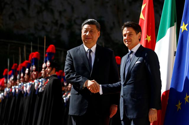 Chinese President Xi Jinping shakes hands with Italian Prime Minister Giuseppe Conte as he arrives at Villa Madama in Rome, Italy March 23, 2019. REUTERS/Yara Nardi