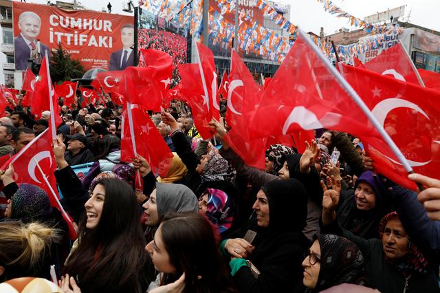 Supporters of Turkish President Tayyip Erdogan shout slogans and wave flags during a rally for the upcoming local elections in Istanbul, Turkey, March 29, 2019. REUTERS/Umit Bektas