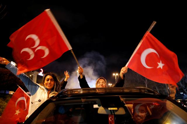 Supporters of AK Party wave flags in Istanbul, Turkey April 1, 2019. REUTERS/Kemal Aslan