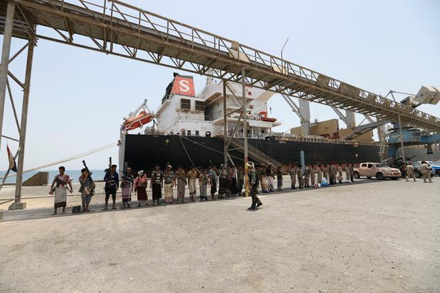 Members of the Houthi movement are seen during withdrawal from Saleef port in Hodeidah province, Yemen May 11, 2019.  REUTERS/Abduljabbar Zeyad
