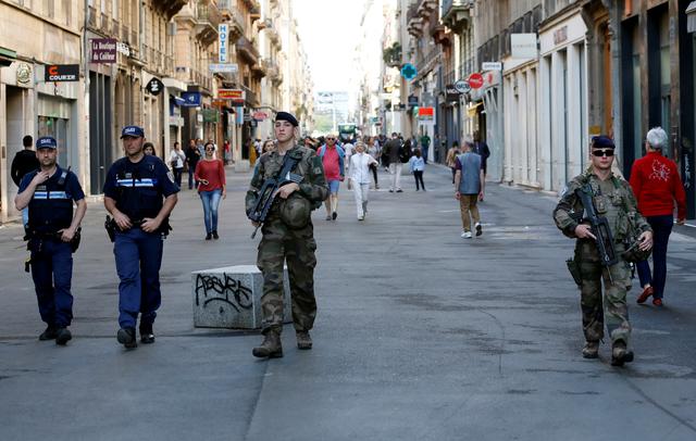 Police and army patrol the streets during the manhunt of a suspected suitcase bomber in central Lyon, France, May 25, 2019. REUTERS/Emmanuel Foudrot