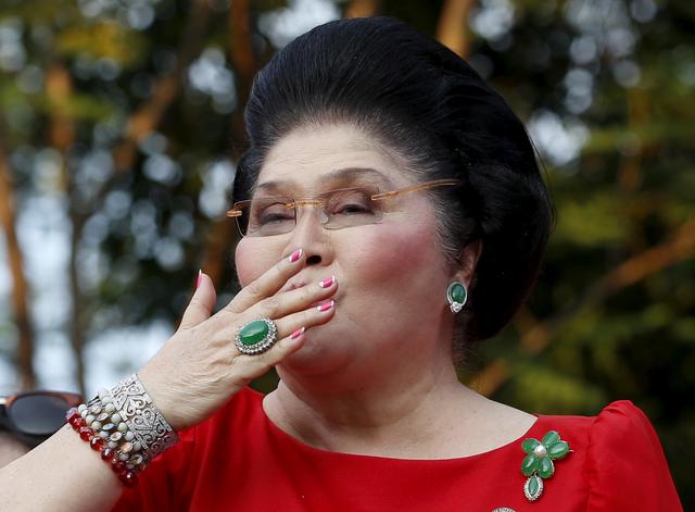 FILE PHOTO: Former Philippine first lady Imelda Marcos blows a kiss to supporters in Manila October 10, 2015. REUTERS/Erik De Castro/File Photo