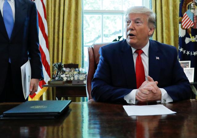U.S.  President Donald Trump talks about the United States imposing fresh sanctions on Iran before signing an executive order in the Oval Office of the White House in Washington, U.S., June 24, 2019. REUTERS/Carlos Barria
