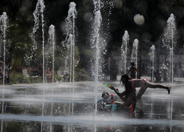 People cool off in a fountain in Nice as a heatwave hits much of the country, France, June 27, 2019.    REUTERS/Eric Gaillard