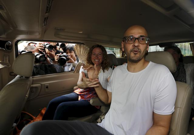 FILE PHOTO: Canadian teacher Neil Bantleman sits beside his wife Tracy shortly after his release from Cipinang prison in Jakarta, August 14, 2015. REUTERS/Beawiharta/File Photo