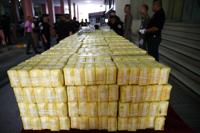 FILE PHOTO: Police officers arrange seized drugs before a news conference at Office of the Narcotics Control Board in Bangkok, Thailand September 18, 2018. REUTERS/Athit Perawongmetha/File Photo