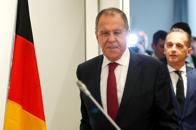 German Foreign Minister Heiko Maas and his Russian counterpart Sergei Lavrov arrive to attend a joint news conference at Petersberg mountain on the sidelines of the so-called Petersburg Dialogue to speak on the conflict in Ukraine and the future of arms control in Koenigswinter near Bonn, Germany, July 18, 2019.  REUTERS/Wolfgang Rattay