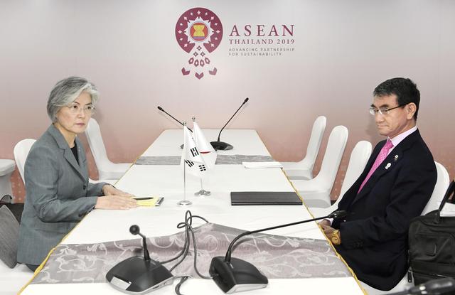South Korean Foreign Minister Kang Kyung-wha (L) meets her Japanese counterpart Taro Kono during the ASEAN Foreign Ministers' Meeting in Bangkok, Thailand, August 1, 2019.   Mandatory credit Kyodo/via REUTERS