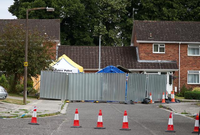 A barrier and a police tent stand outside Sergei Skripal's home in Salisbury, Britain, July 19, 2018. REUTERS/Hannah McKay