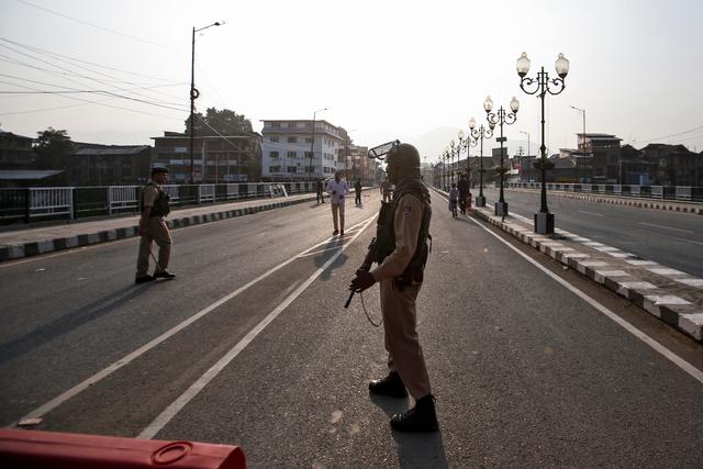 Indian security personnel stand guard on a deserted road during restrictions in Srinagar, August 5, 2019. REUTERS/Danish Ismail