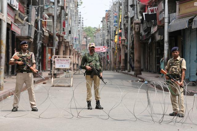 Indian security personnel stand guard along a deserted street during restrictions in Jammu, August 5, 2019. REUTERS/Mukesh Gupta