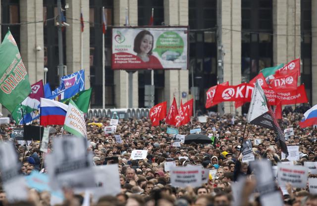 People attend a rally to demand authorities allow opposition candidates to run in the upcoming local election in Moscow, Russia August 10, 2019. REUTERS/Maxim Shemetov