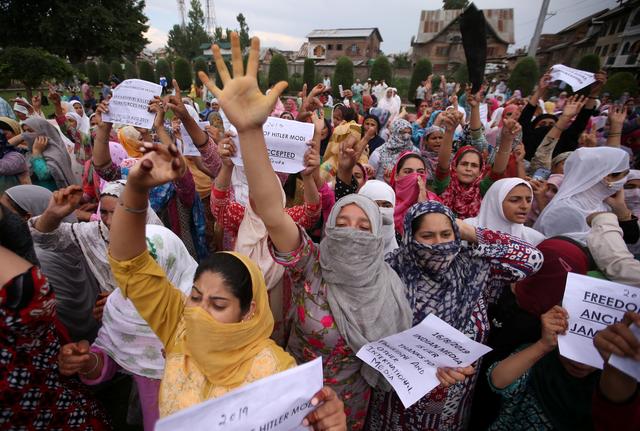 Kashmiri women shout slogans at a protest after Friday prayers during restrictions after the Indian government scrapped the special constitutional status for Kashmir, in Srinagar August 16, 2019. REUTERS/Danish Ismail