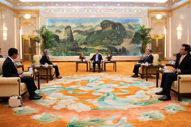 Chinese Premier Li Keqiang (C) meets South Korean Foreign Minister Kang Kyung-wha (2-L) and Japanese Foreign Minister Taro Kono (L) with Chinese Foreign Minister Wang Yi (2-R) at the Great Hall of the People (GHOP) in Beijing, China, 22 August 2019. How Hwee Young/Pool via REUTERS