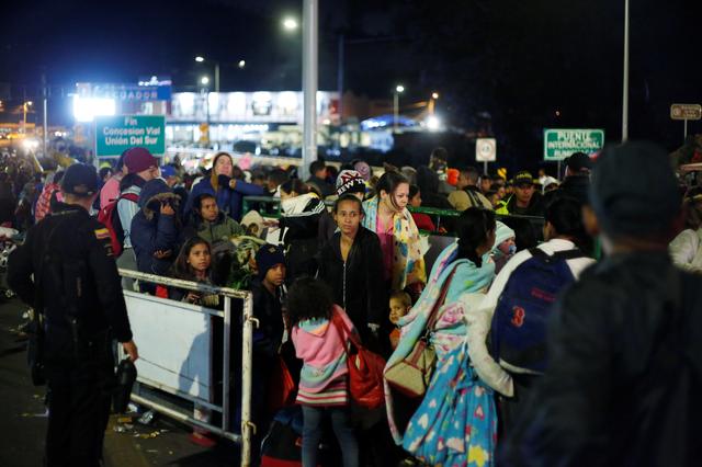 Venezuelans gather to cross into Ecuador from Colombia, as new visa restrictions from the Ecuadorian government took effect, at Rumichaca border bridge in Tulcan, Ecuador August 26, 2019. REUTERS/Daniel Tapia