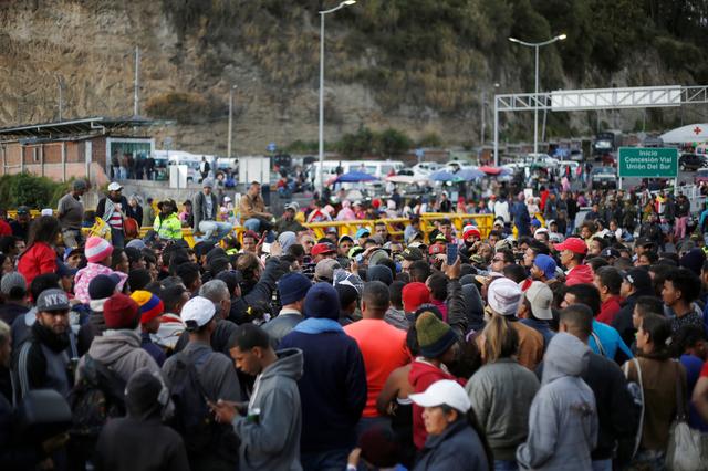 Venezuelans block the Rumichaca border bridge while trying to cross into Ecuador from Colombia, after new visa restrictions from the Ecuadorian government took effect, in Tulcan, Ecuador August 26, 2019. REUTERS/Daniel Tapia