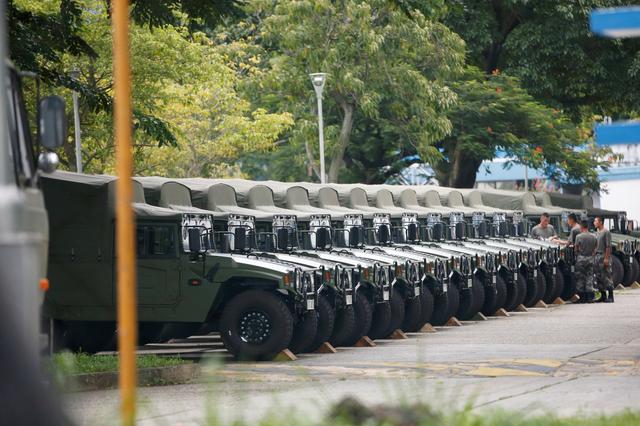 Troops are seen by a row of over a dozen army jeeps at the Shek Kong military base of People's Liberation Army (PLA) in New Territories, Hong Kong, China August 29, 2019.  REUTERS/Staff