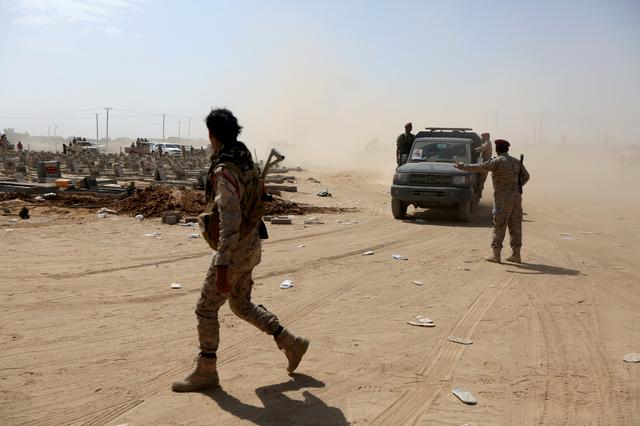 FILE PHOTO: Yemeni army soldiers secure the site of a funeral for a Yemeni army officer killed in the southern province of Abyan in clashes with UAE-backed southern separatist forces, in Marib, Yemen,  August 31, 2019. REUTERS/Ali Owidha/File Photo