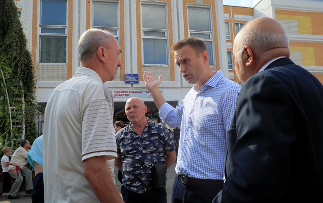 Russian opposition leader Alexei Navalny speaks with people outside a polling station during the Moscow city parliament election in Moscow, Russia September 8, 2019. REUTERS/Tatyana Makeyeva
