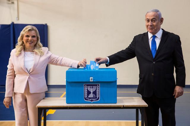 Israeli Prime Minister Benjamin and his wife Sara casts their votes during Israel's parliamentary election at a polling station in Jerusalem September 17, 2019. Heidi Levine/Pool via REUTERS