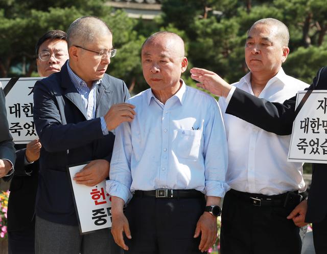 Lee Ju-Young, Deputy Speaker of the National Assembly, stands with Hwang Kyo-ahn, the main opposition Liberty Korea Party chairman, after getting his head shaved to protest the recent appointment of the Justice Minister Cho Kuk in Seoul, South Korea, September 18, 2019. Yonhap via REUTERS  