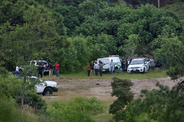 Forensic vehicles and government officials are seen near a clandestine grave while resuming the search for human remains after authorities found bodies packed in plastic bags, in the municipality of Zapopan, outskirts of Guadalajara September 18, 2019. REUTERS/Fernando Carranza