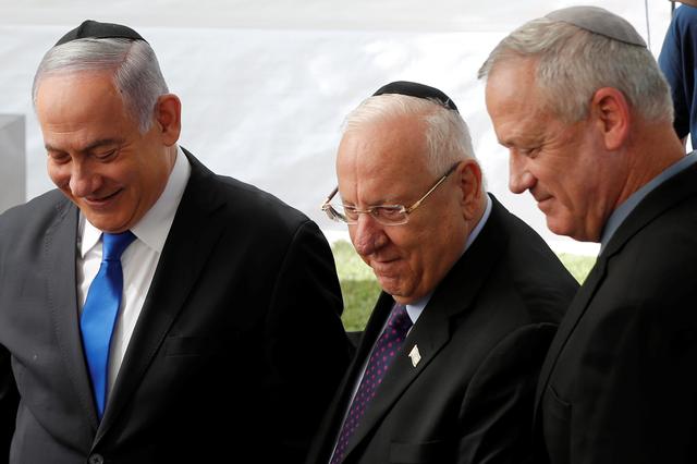 Israeli Prime Minister Benjamin Netanyahu, Israeli President Reuven Rivlin and Benny Gantz, leader of Blue and White party, stand next to each other at a memorial ceremony for late Israeli President Shimon Peres, at Mount Herzl in Jerusalem September 19, 2019. REUTERS/Ronen Zvulun