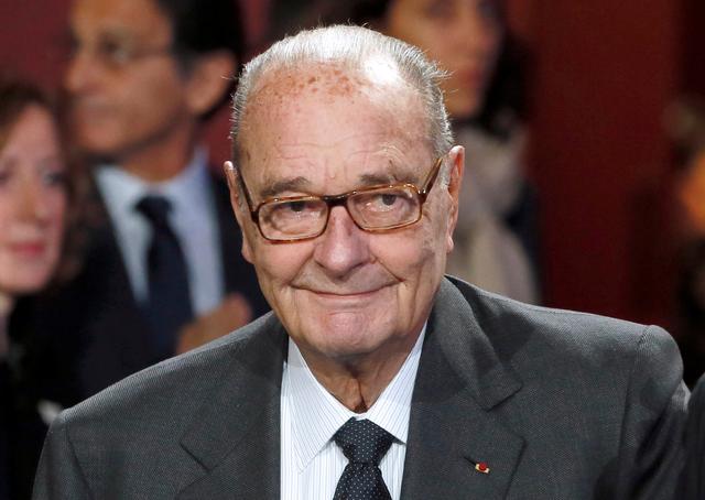 FILE PHOTO: Former French President Jacques Chirac arrives to attend the award ceremony for the Prix de la Fondation Chirac at the Quai Branly Museum in Paris November 21, 2014.  REUTERS/Patrick Kovarik/Pool/File Photo