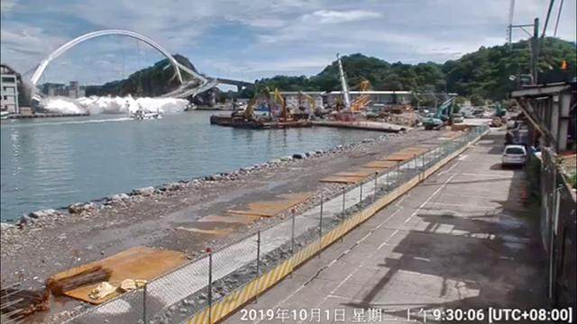 Nanfang'ao Bridge is seen collapsing in Suao, Taiwan October 1, 2019 in this still image taken from a video.  COAST PATROL CORPS 1 NORTHERN BRANCH, COAST GUARD ADMINISTRATION /via REUTERS THIS IMAGE HAS BEEN SUPPLIED BY A THIRD PARTY. MANDATORY CREDIT. NO RESALES. NO ARCHIVES.