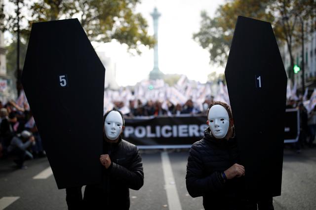French police officers attend the March of Anger to protest against poor working conditions in Paris, France, October 2, 2019.   REUTERS/Christian Hartmann