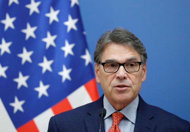 FILE PHOTO: U.S. Energy Secretary Rick Perry attends a joint news conference with Hungarian Foreign Minister Peter Szijjarto in Budapest, Hungary, November 13, 2018. REUTERS/Bernadett Szabo/File Photo
