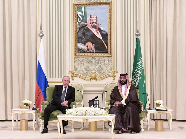 Russian President Vladimir Putin and Saudi Arabia's Crown Prince Mohammed bin Salman attend a meeting in Riyadh, Saudi Arabia, October 14, 2019.  Sputnik/Alexei Nikolsky/Kremlin via REUTERS 