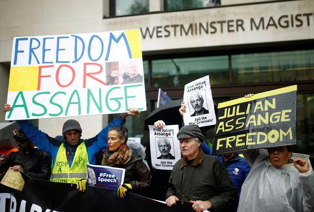 Demonstrators protest outside of Westminster Magistrates Court, where a case management hearing in the U.S. extradition case of WikiLeaks founder Julian Assange is held, in London, Britain, October 21, 2019. REUTERS/Henry Nicholls