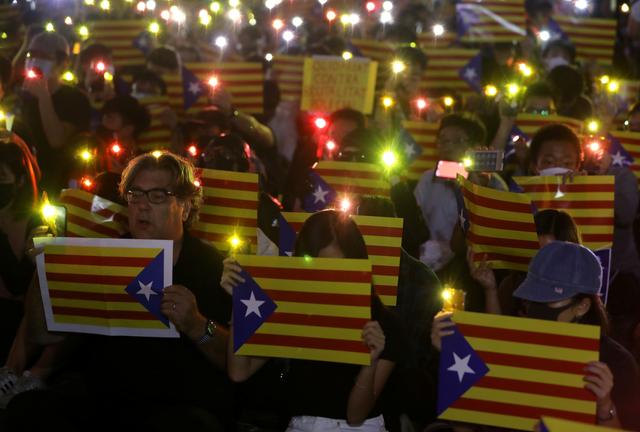 Pro-democracy demonstrators hold Esteladas (Catalan separatist flag) and flashlights during a protest in Hong Kong’s Chater Garden to show their solidarity with the Catalonian independence movement in Spain, in Hong Kong, China, October 24, 2019. REUTERS/Ammar Awad