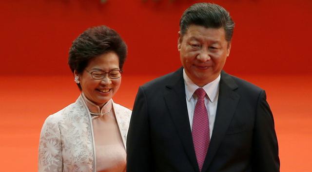 FILE PHOTO: Hong Kong Chief Executive Carrie Lam (L) and Chinese President Xi Jinping walk after Lam took her oath, during the 20th anniversary of the city's handover from British to Chinese rule, in Hong Kong, China, July 1, 2017. REUTERS/Bobby Yip/File Photo