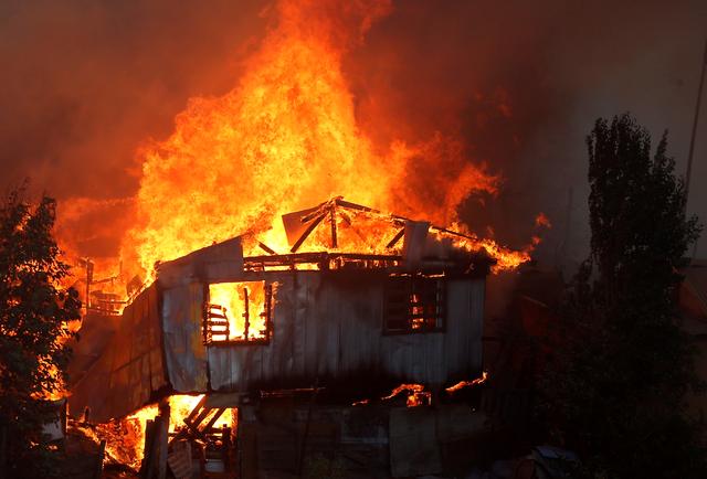 A house burns following the spread of wildfires in Valparaiso, Chile, December 24, 2019. REUTERS/Rodrigo Garrido
