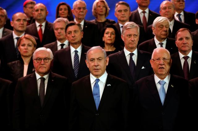 Israel's Prime Minister Benjamin Netanyahu and German President Frank-Walter Steinmeier pose for a group picture with world leaders at the World Holocaust Forum marking 75 years since the liberation of the Nazi extermination camp Auschwitz, at Yad Vashem Holocaust memorial centre in Jerusalem January 23, 2020. REUTERS/Ronen Zvulun/Pool