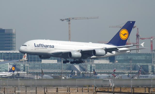 FILE PHOTO: A Lufthansa Airbus A380-800 aircraft lands at Frankfurt Airport in Frankfurt, Germany April 29, 2019.     REUTERS/Ralph Orlowski/File Photo   