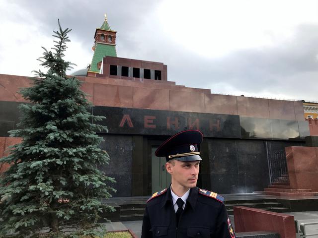 FILE PHOTO: A guard is seen outside Lenin's Mausoleum at the Red Square in Moscow, Russia July 5, 2018. Picture taken July 5, 2018. REUTERS/Jorge Silva/File Photo