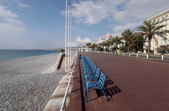 A view shows the deserted Promenade des Anglais in Nice, France, as Nice's mayor said on Friday he will be closing it as part of measures to fight the coronavirus (COVID-19) outbreak spread, March 20, 2020.  REUTERS/Eric Gaillard