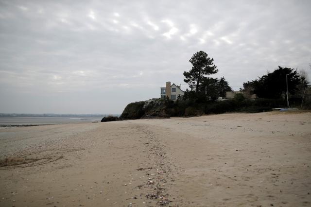 A view shows a beach in Saint-Jacut-de-la-Mer, Brittany, as a lockdown is imposed to slow the rate of the coronavirus disease (COVID-19) in France, March 19, 2020. Picture taken March 19, 2020. REUTERS/Stephane Mahe