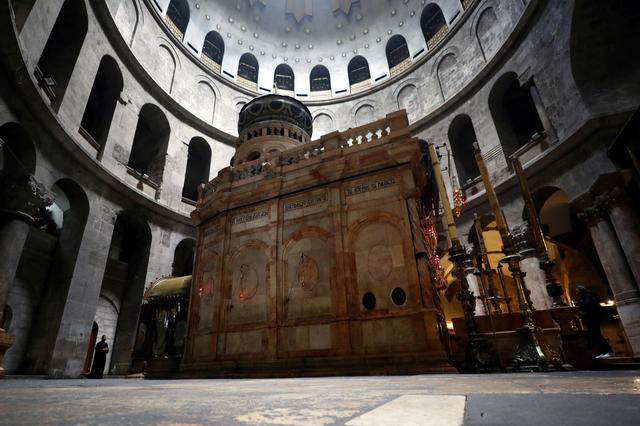 FILE PHOTO: A general view shows the structure housing the purported tomb of Jesus in the burial place, known as the Edicule, at the Church of the Holy Sepulchre, during a prayer session amid concerns over the spread of coronavirus disease (COVID-19), in Jerusalem's Old City March 22, 2020. REUTERS/Ammar Awad/FIle Photo