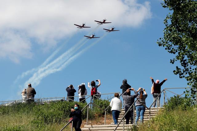 People watch as Israeli Air Force planes fly in formation over Jerusaelm as part of the Israel's 72nd Independence Day events taking place amid coronavirus disease (COVID-19) restrictions around the country, in Jerusalem April 29, 2020 REUTERS/ Ammar Awad