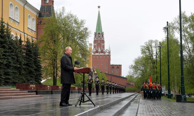 Russian President Vladimir Putin makes an address near the Tomb of the Unknown Soldier on Victory Day, which marks the anniversary of the victory over Nazi Germany in World War Two, amid the outbreak of the coronavirus disease (COVID-19) in central Moscow, Russia May 9, 2020. Sputnik/Alexei Druzhinin/Kremlin via REUTERS 