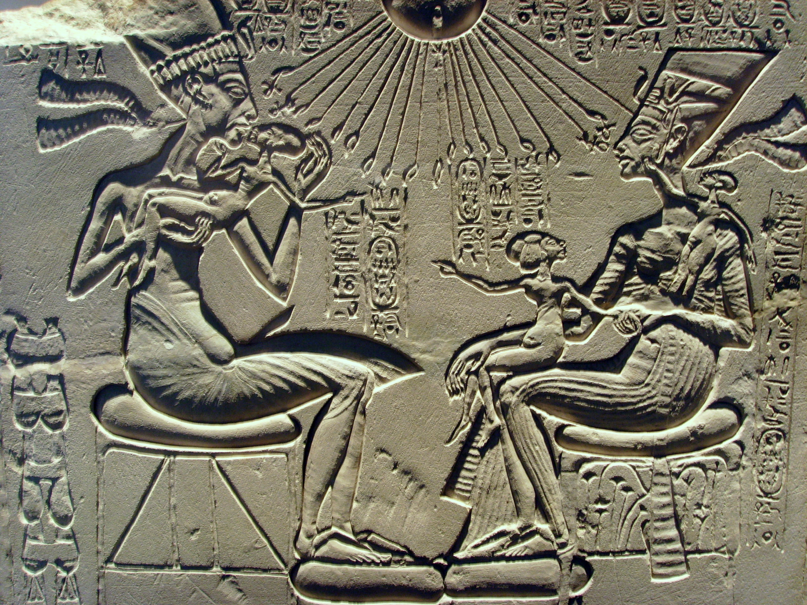 Akhenaten,_Nefertiti_and_their_children.jpg