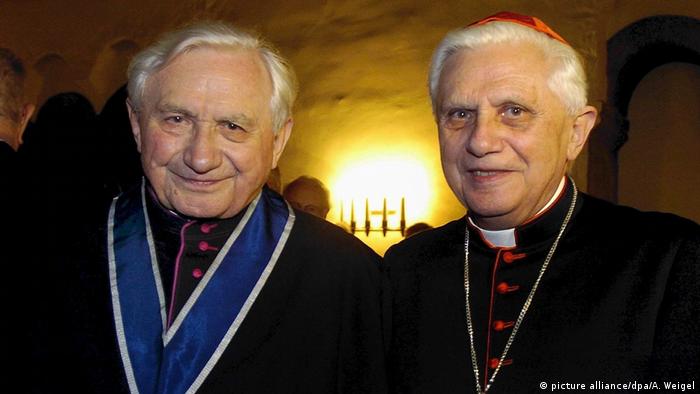 Ex-pope with his brother in 2004 (picture alliance/dpa/A. Weigel)