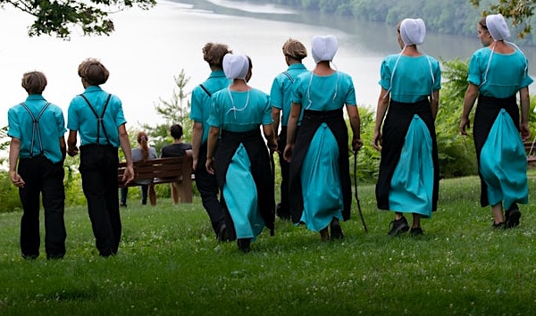 amish-mennonites-plain-christians-bonnets-young-people-lake-park-unsplash.jpg